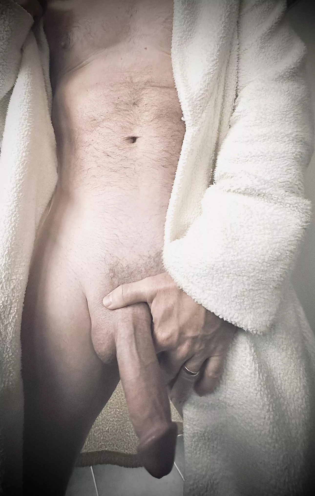 Robe’s back on after putting up outside🎄lights! These are very Dad things yes?! [53] posted by Important_Ability_19