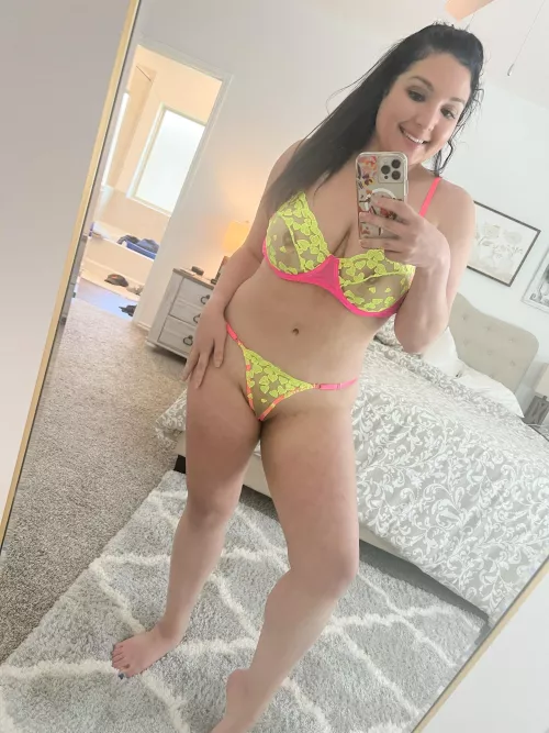 This milf was rocking the neon colors by sexxymilf1030