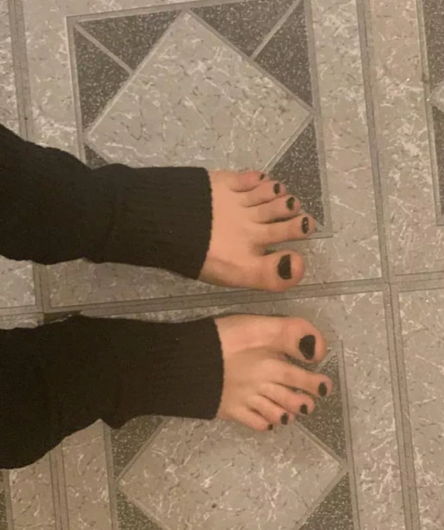 Warmers go good with my black toes don’t ya think? posted by StarfoxxMGO