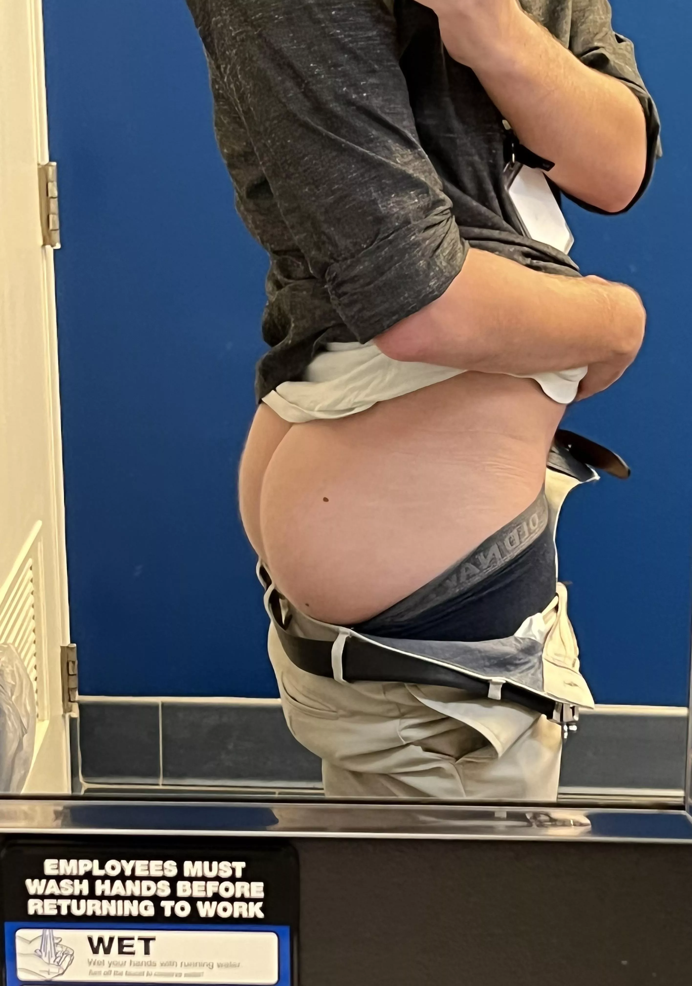 Any tops who like risky public? posted by ItsGoneMissing