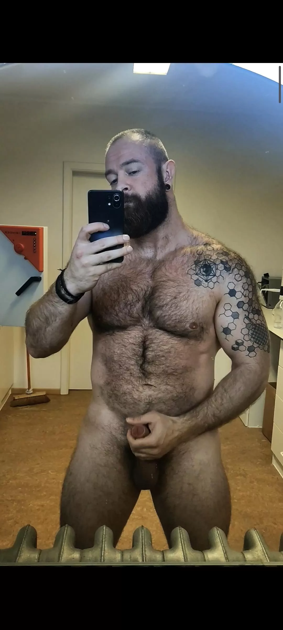 Horny at work. Screenshot of the video 😇🐻 posted by Jopsa0491
