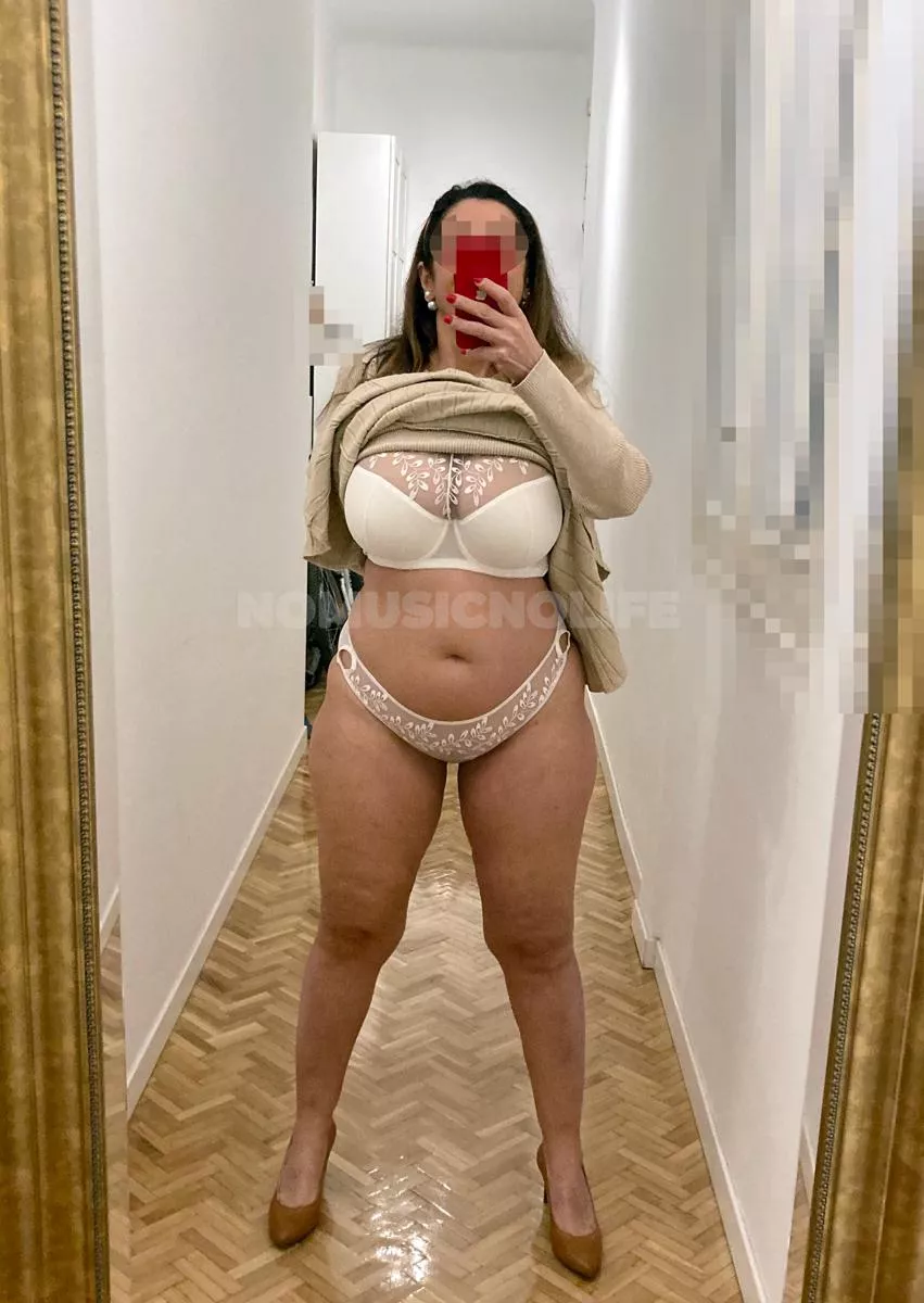 I hope my boss ask this milf to take off her dress posted by nmnlswingers