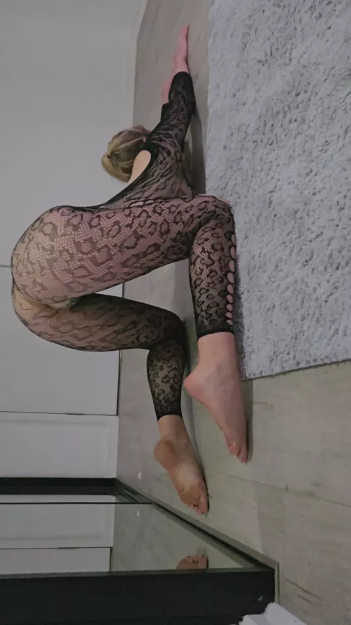 Its time to play on the floor by hotnsexy_xx