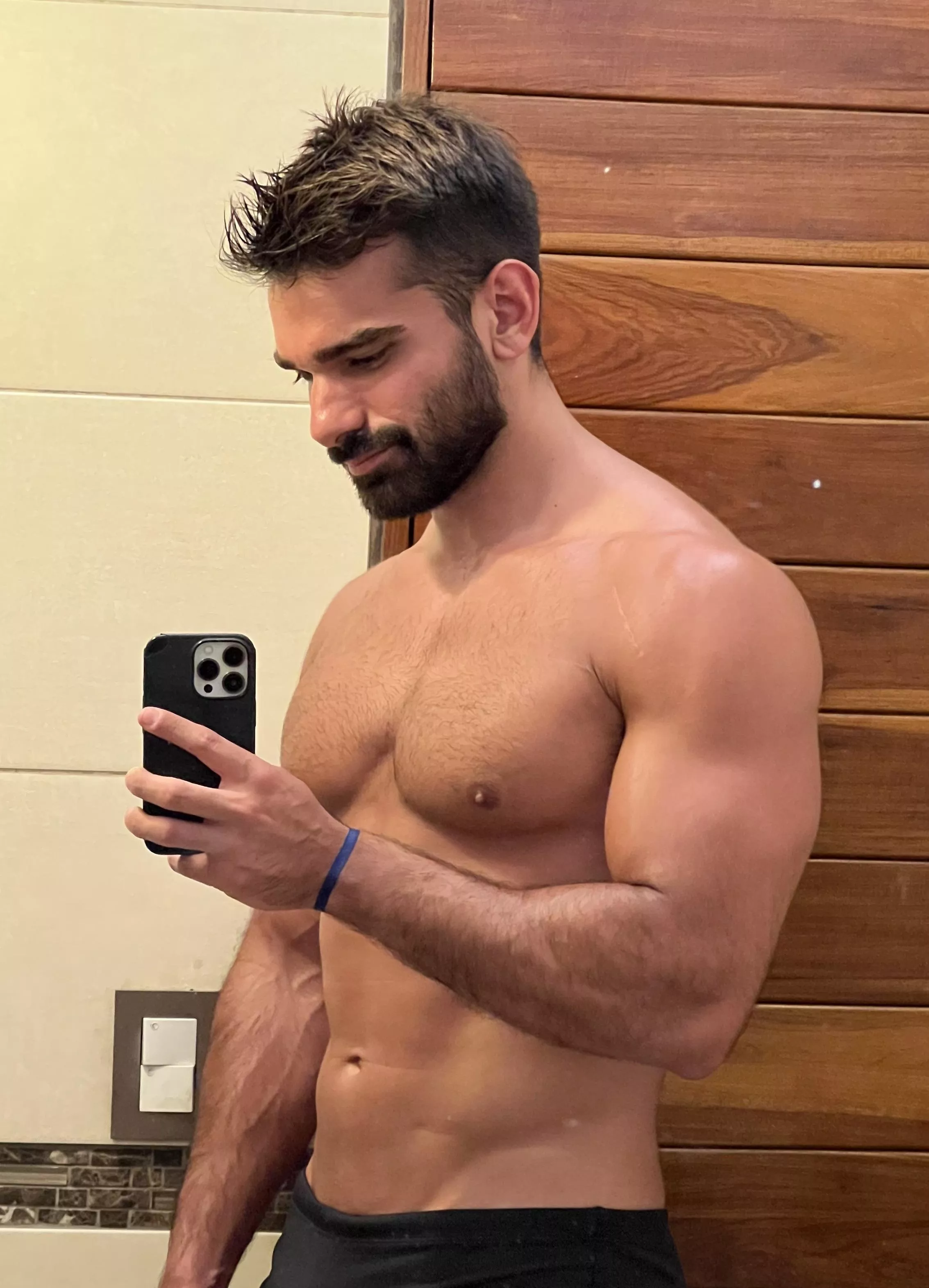 Mirror selfie 🤳 posted by nicksunday7