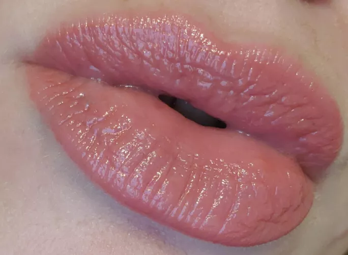 Naturally pouty by luvtheselipz