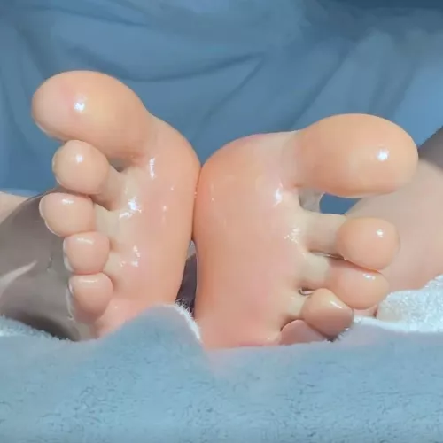 Oily feet💦🦶 by carrot_687