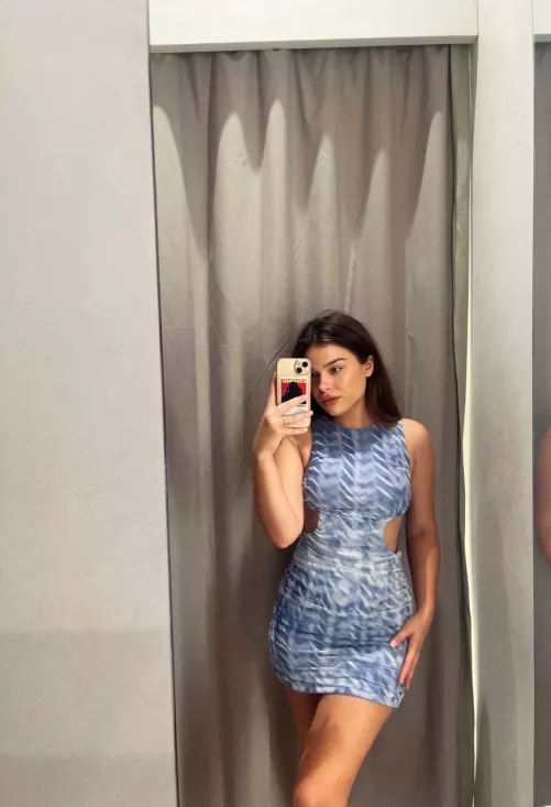 Selfie in the fitting room by Englishui