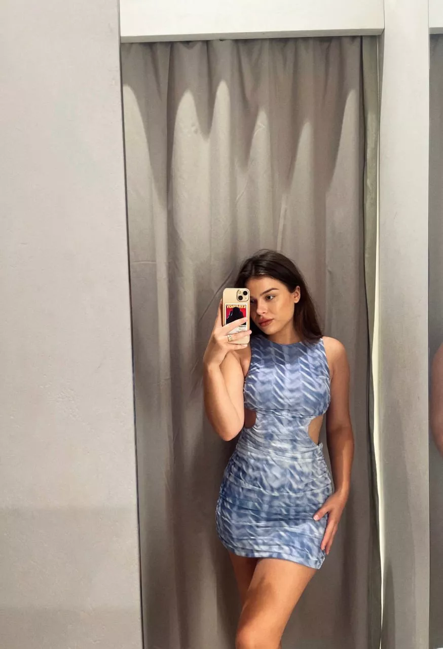 Selfie in the fitting room posted by Englishui