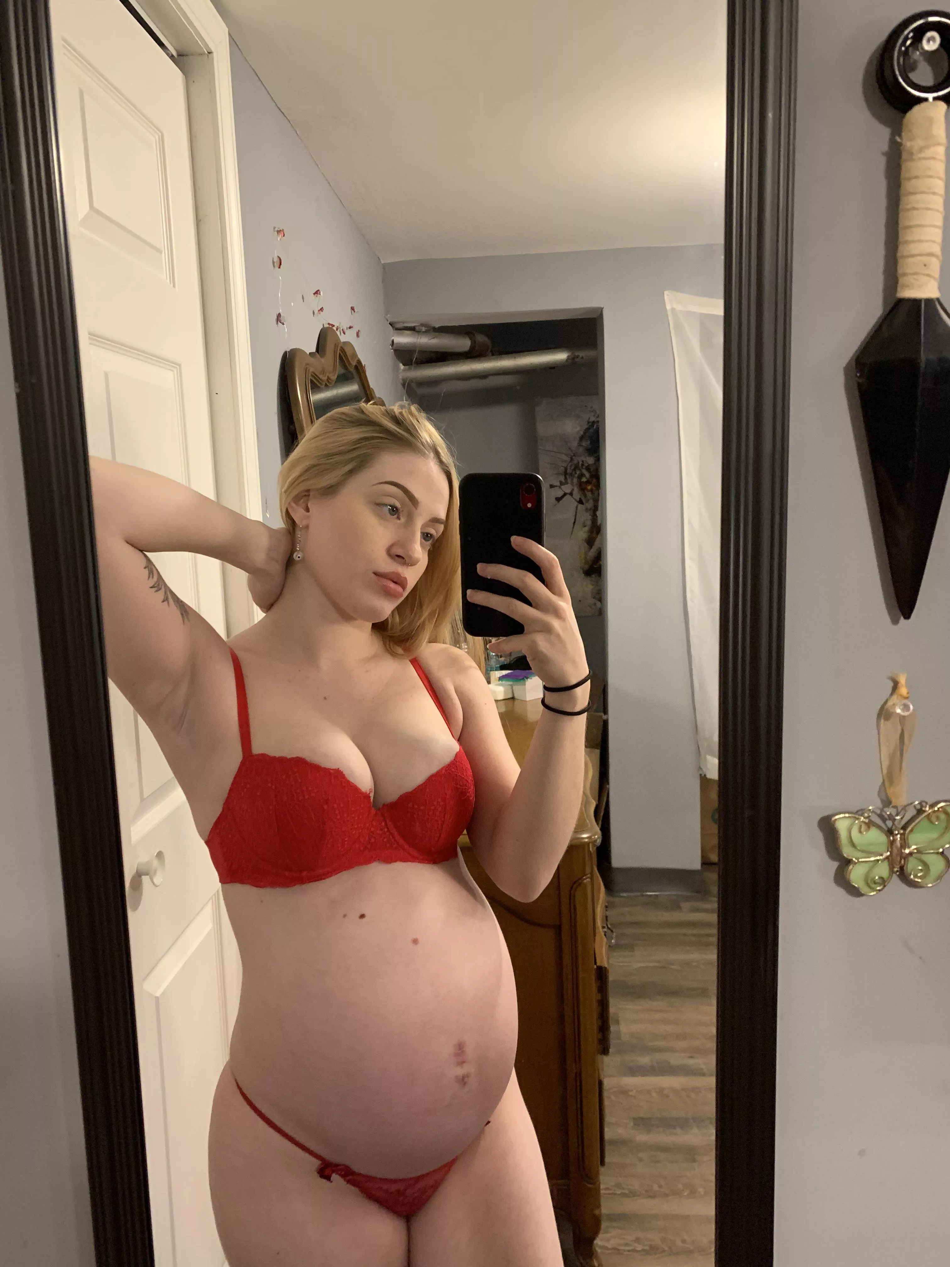 Sexy in red posted by aurora_woot