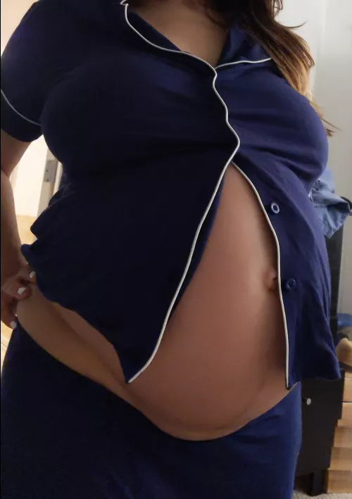 Who likes pregnant belly buttons? by FriendlyCharlene