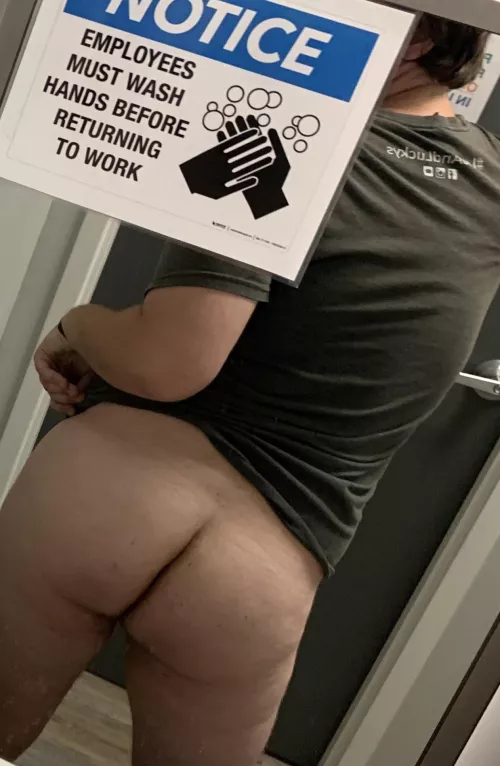 Would you meet me in the bathroom? by RobinManer34