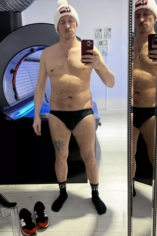 (45) yep it’s cold in the uk! Must wear you’re hats 😜 by Usedsockguy