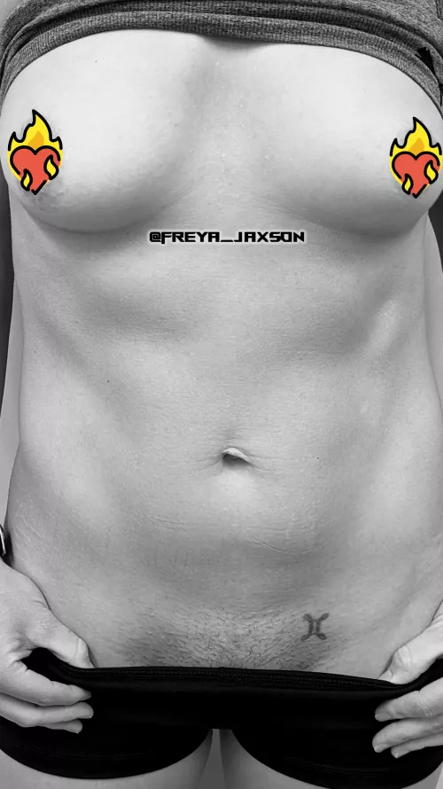 ABSolutely shredded after 4 kids! [F] 35 by Freya_Jaxson