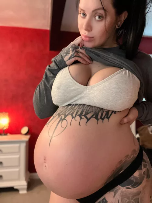 Do you think I can get any bigger? by raginpigletxx