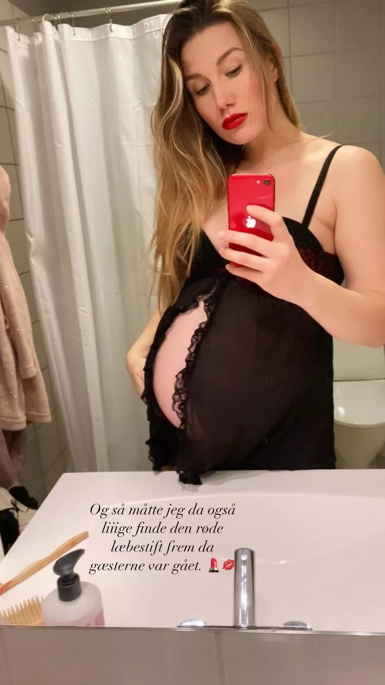 Dressed to impress, pregnant or not posted by SnowWhiteDK