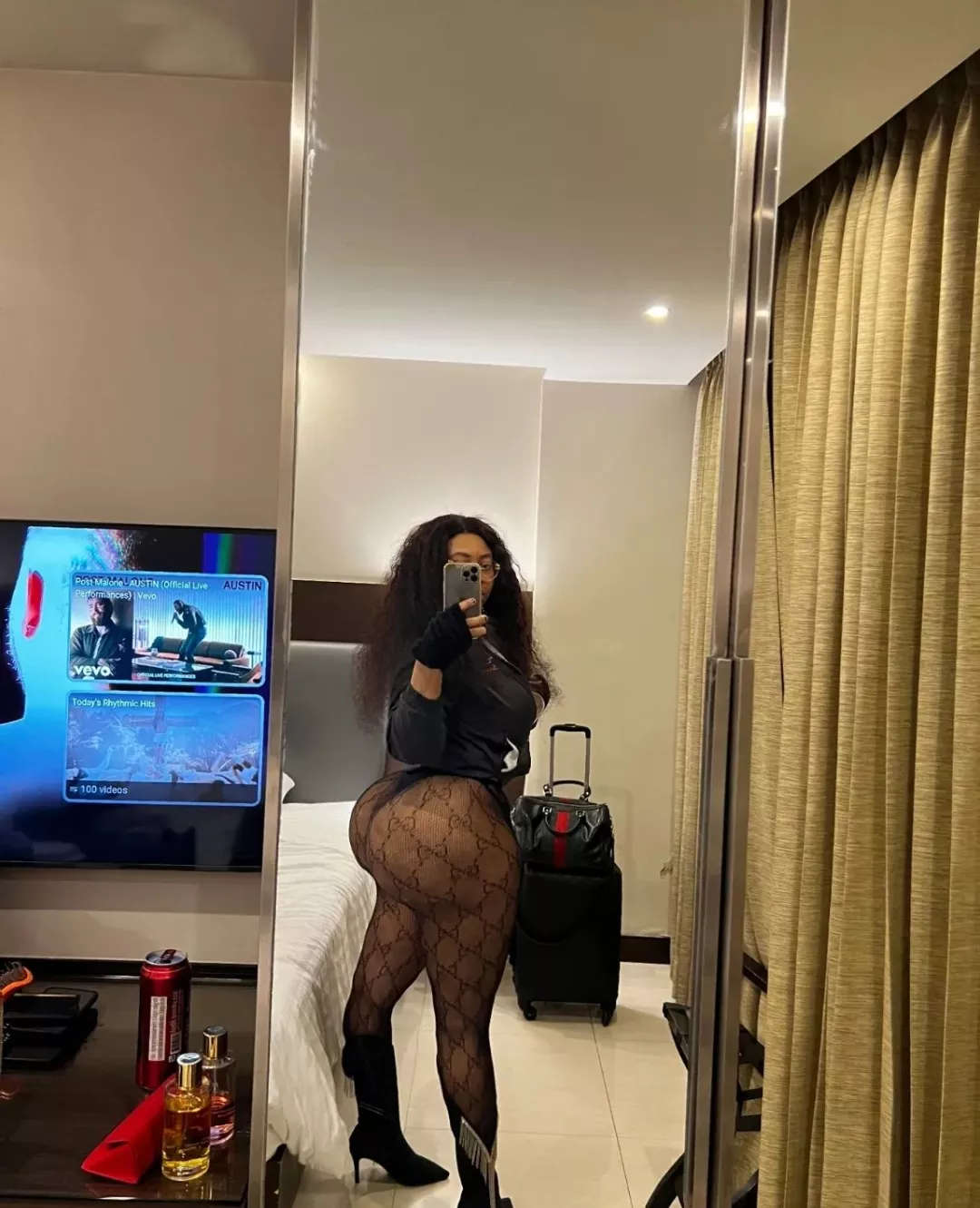 🍑🍑🍑 gotta love it when the legs don't match posted by AlCeVille