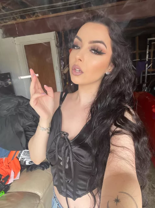 hi guys 🩷 hope this is allowed, i am unable to post in this subreddit now due to no hand rolled smokes allowed. I can’t afford taylor mades as they’re so expensive in my country. I’m gonna miss you all a lot 🩷🩷 by Brattywynter