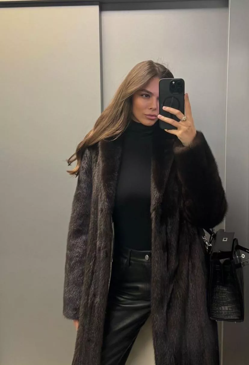 In elevator (IG story 14/12/2023) posted by SpecialMoistRag