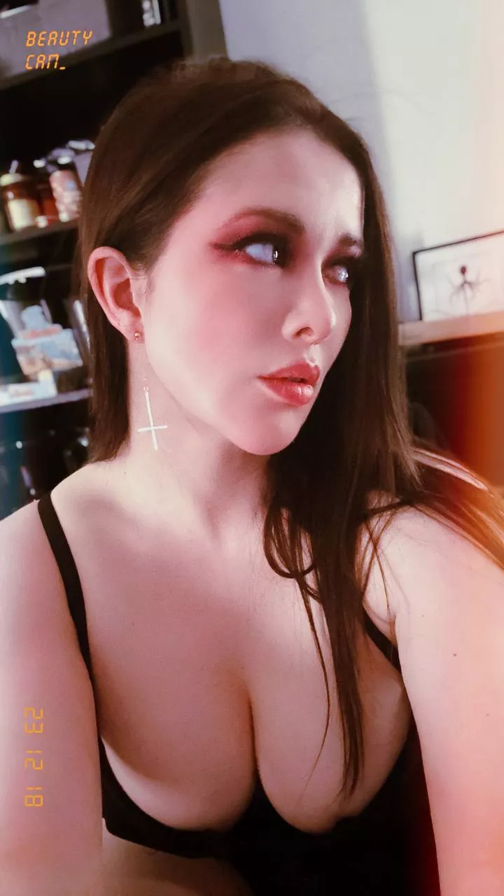 Looking for a gamer gf? posted by larkinlovexxx