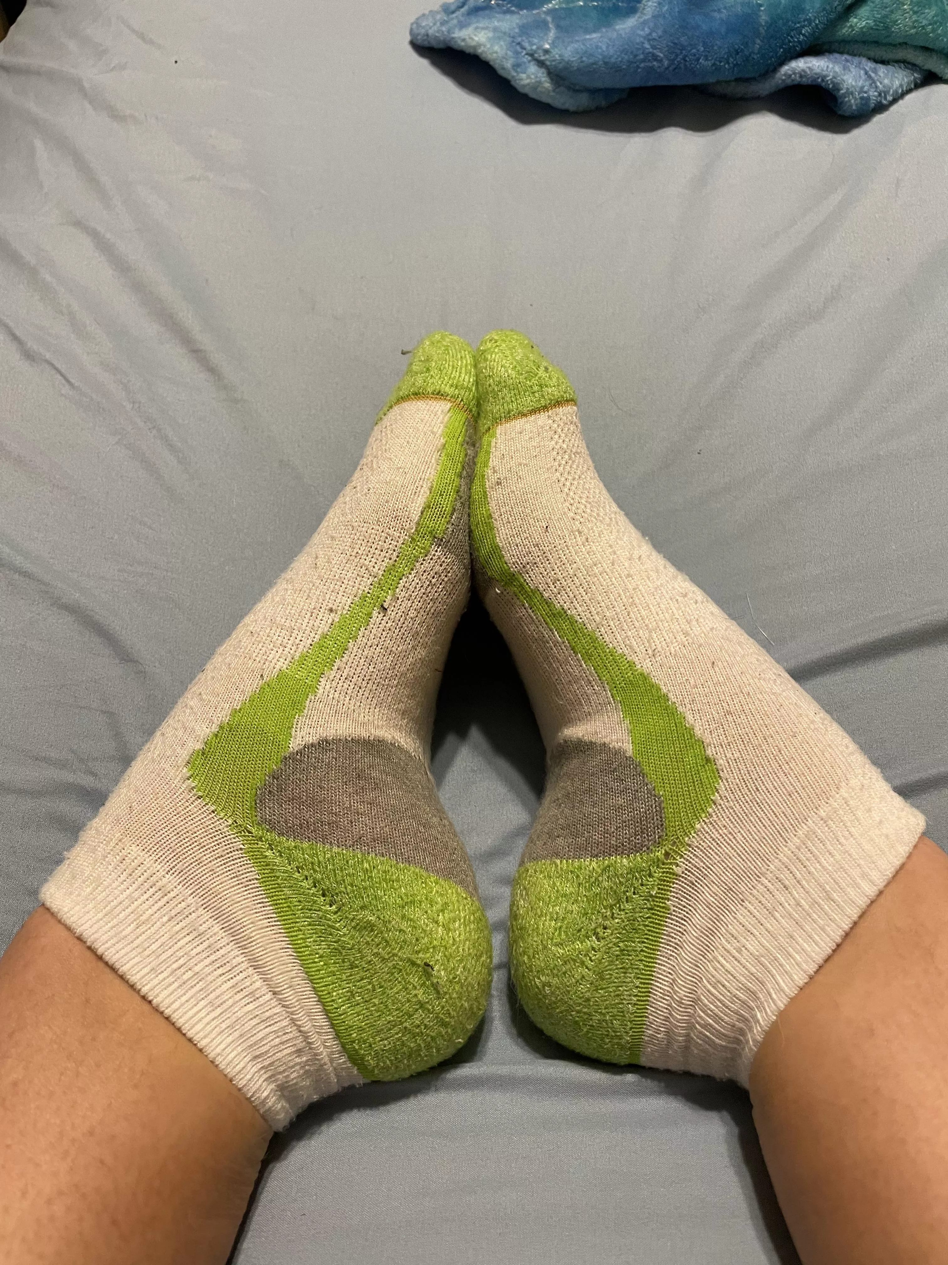 Looking for a stink that will put you in a trance? Come foot boy, my gym socks are calling 📞🧦 posted by Tattoo_Goddess420