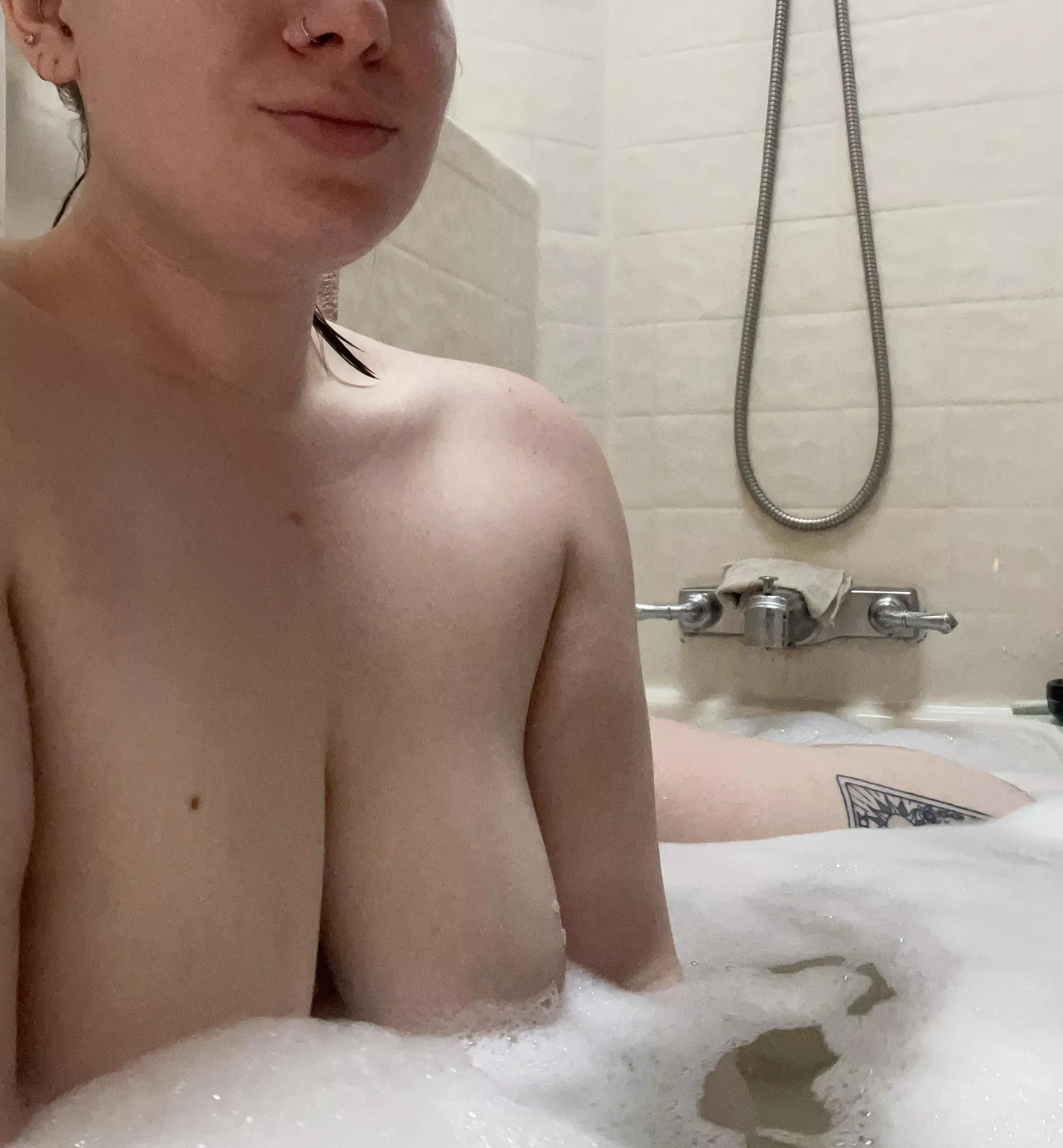 Midday baths on a freezing day just hit different🫧 ❄️ posted by thebody3lectric