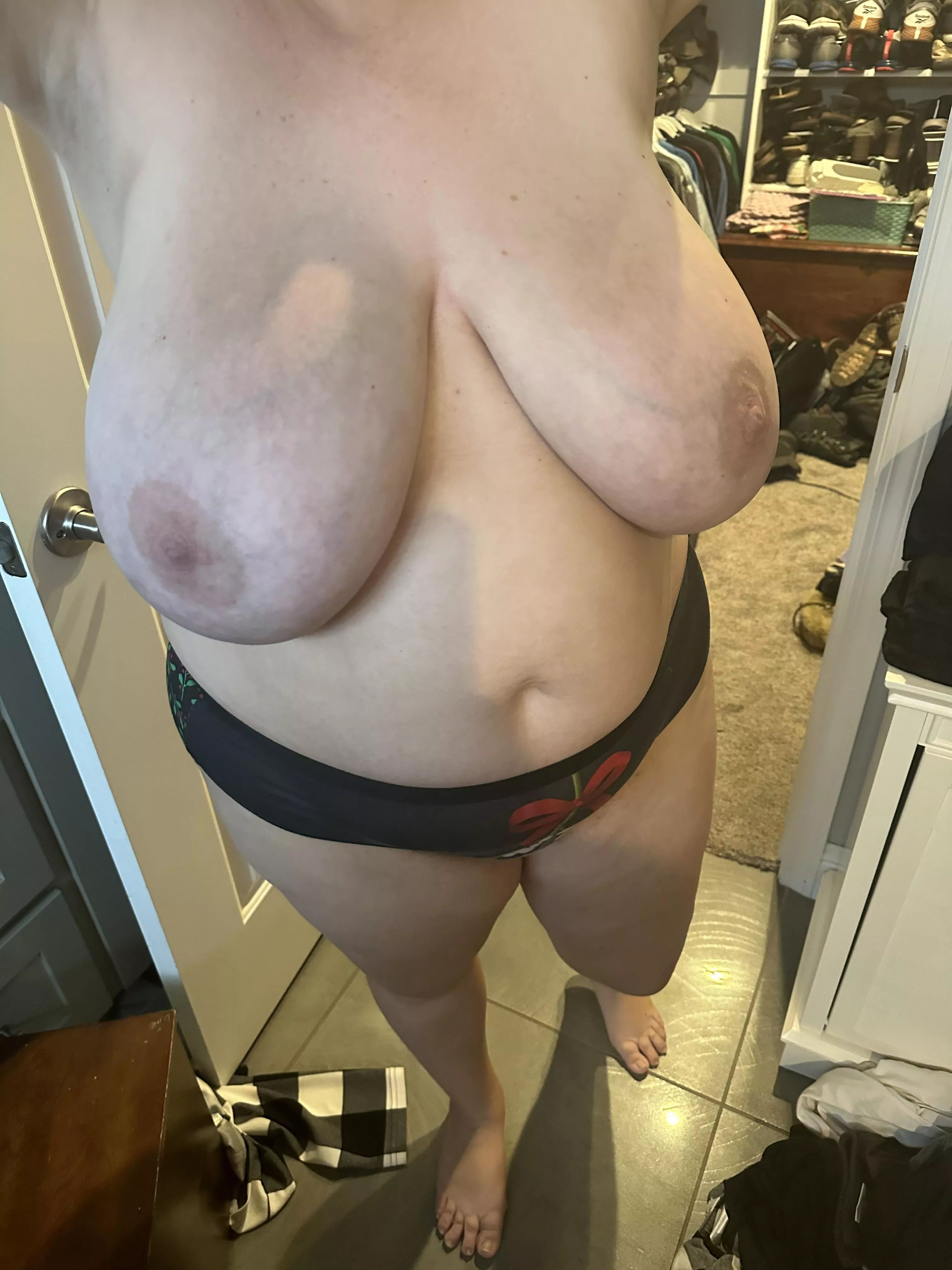 Mistletoe panties 🥰 posted by AliciaBibs