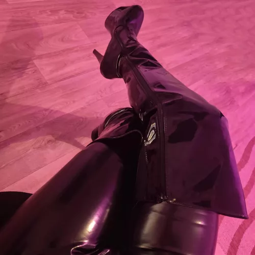 Nothing like a good pair of Pleasers 🖤👠 by Glittering-Gold2692