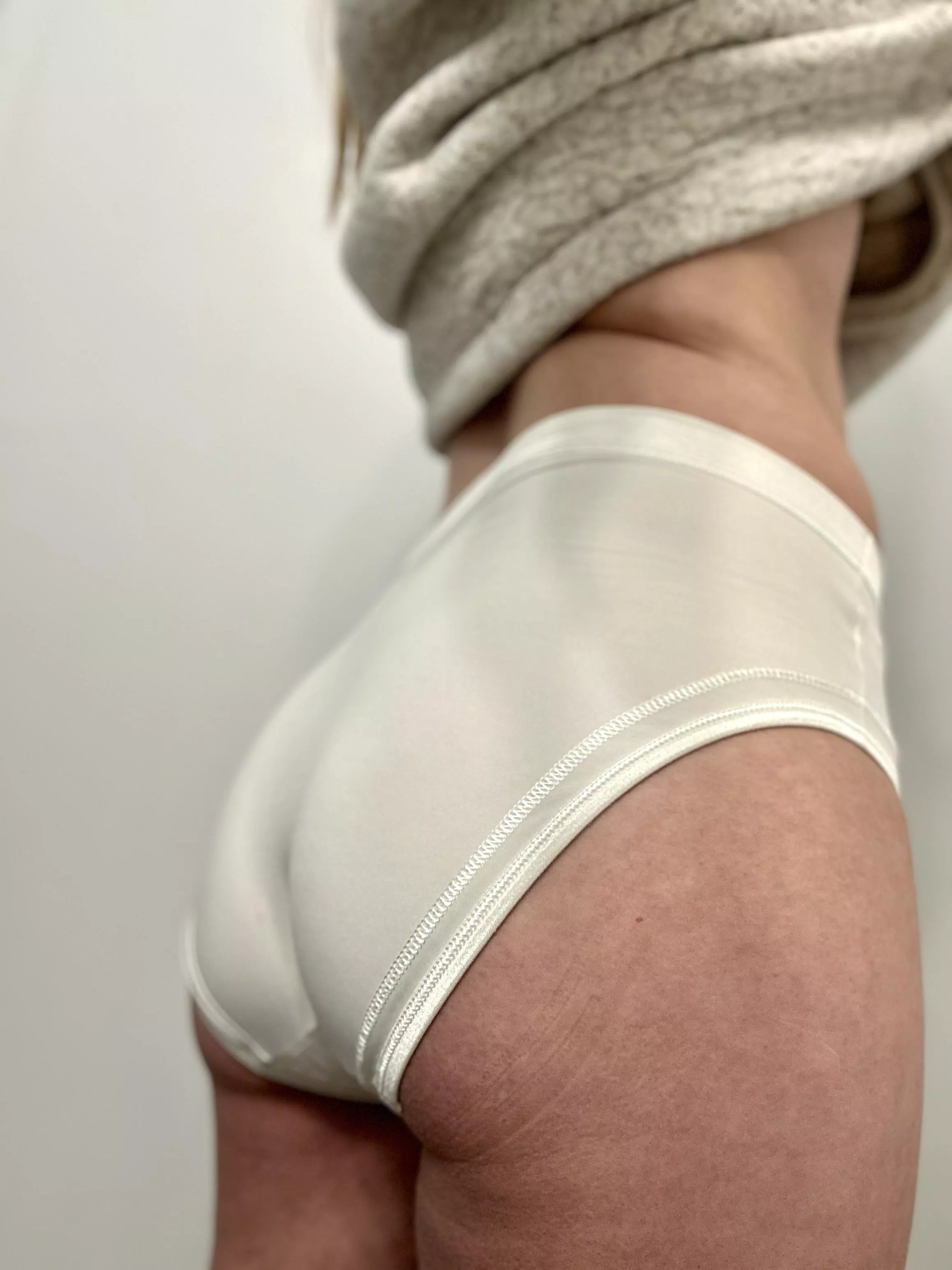 The epitome of granny panties posted by Bizoubizou925