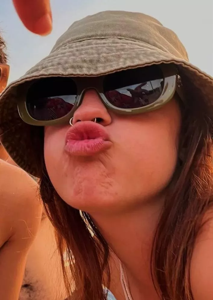 Beautiful Pouty posted by HairFull2498