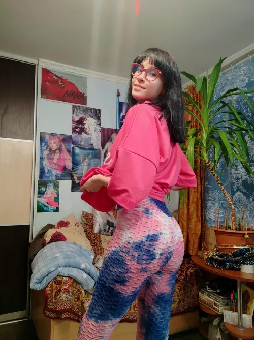 I love this color, it brings out my peach by marririn