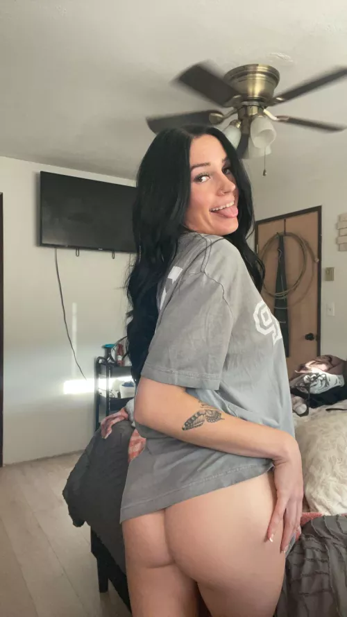 Is me having a petite ass a turn on Y or N? by Urobiabites