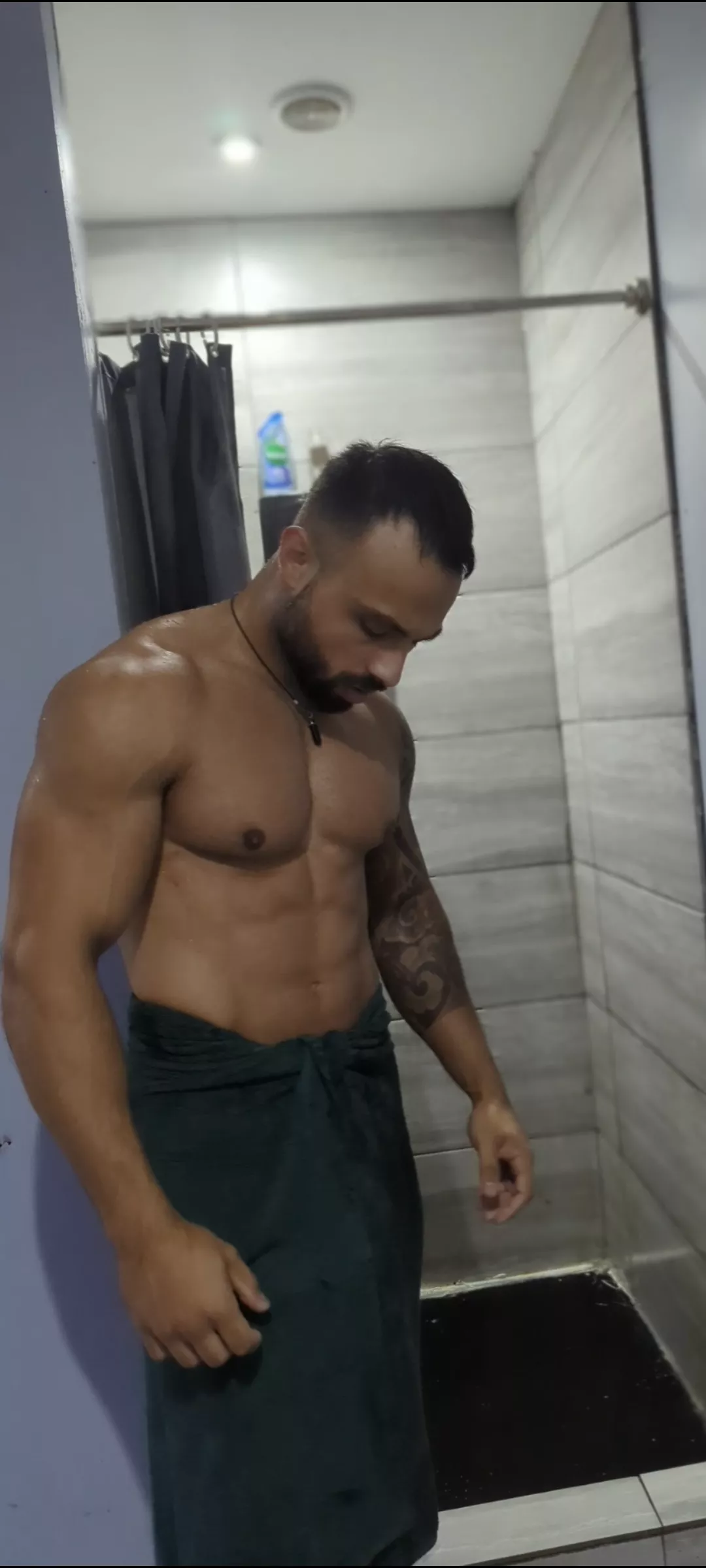 Meet me in the gym showers? (M) posted by ManLik3Deakz