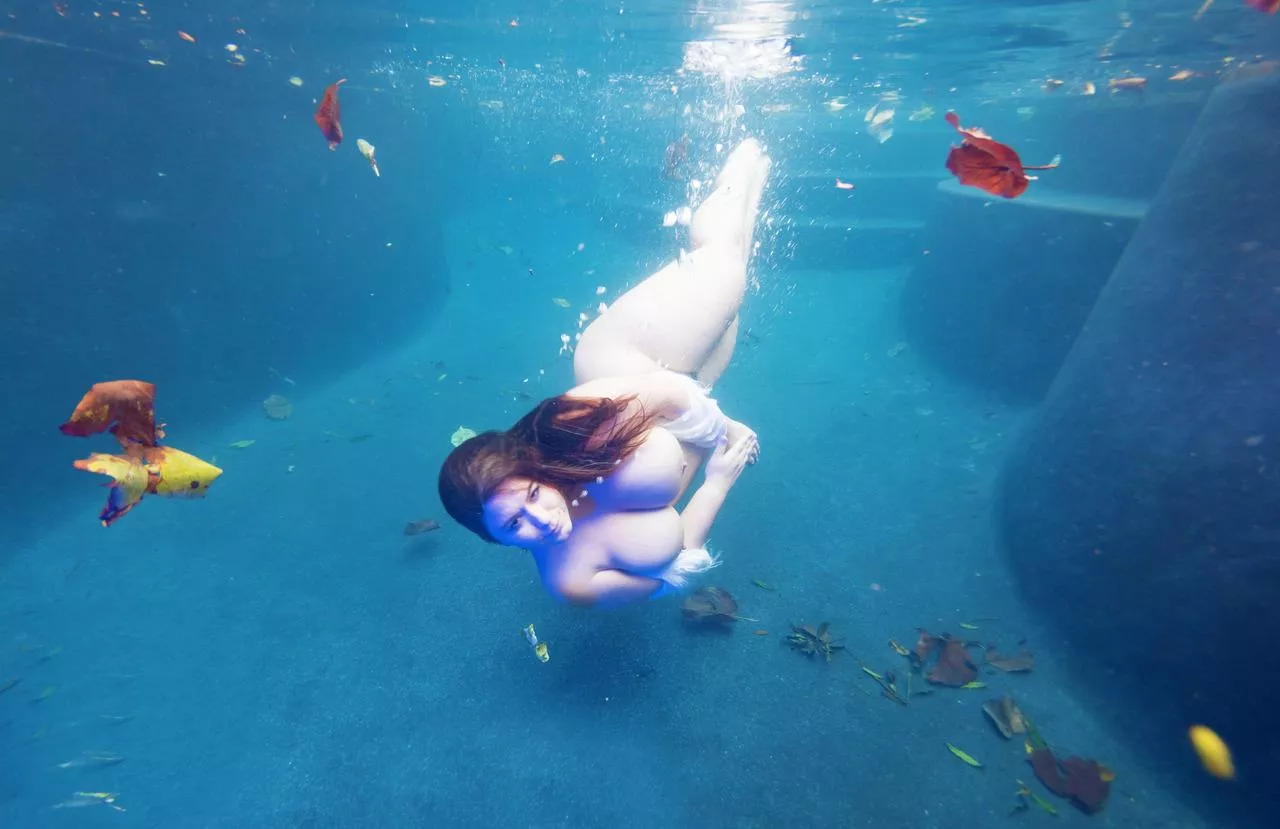 Mermaid in repose posted by IAmSnort