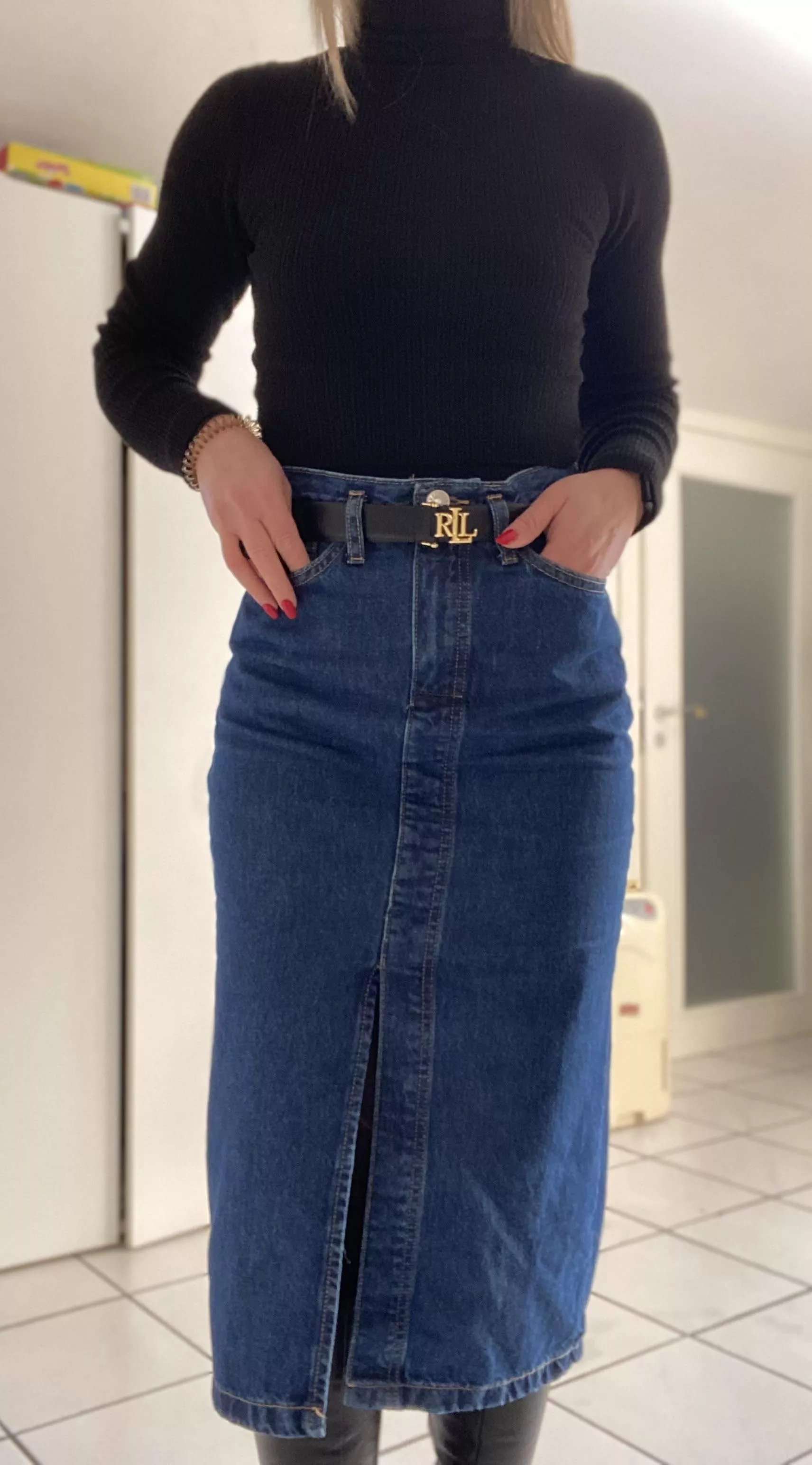 Pencil denim skirt posted by NatyBond_OF