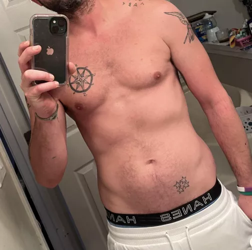 Straight guy, needs to make a few dollars. Dm me (sorry in advance to the mods sure this will get taken down) by thezeesknees