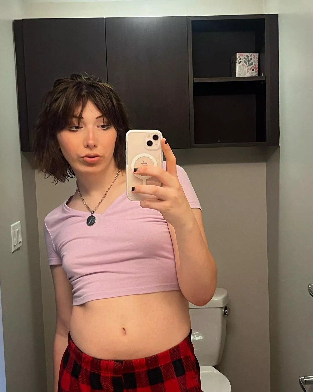 thought i look feminine here 🥺 posted by Leontine_Glisson