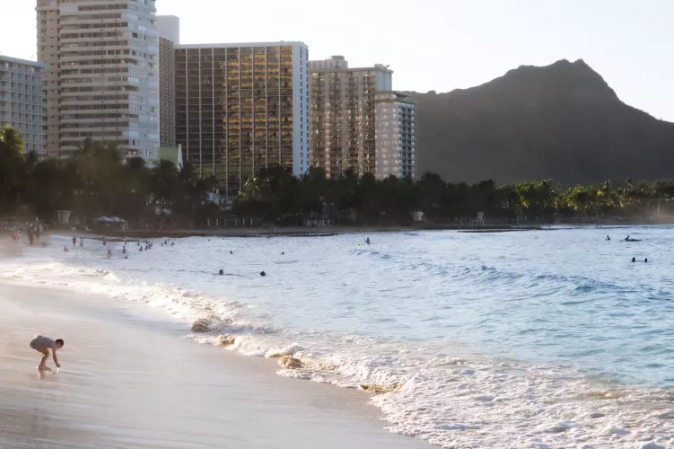 Waikiki, Honolulu (OC) by hatembenafro