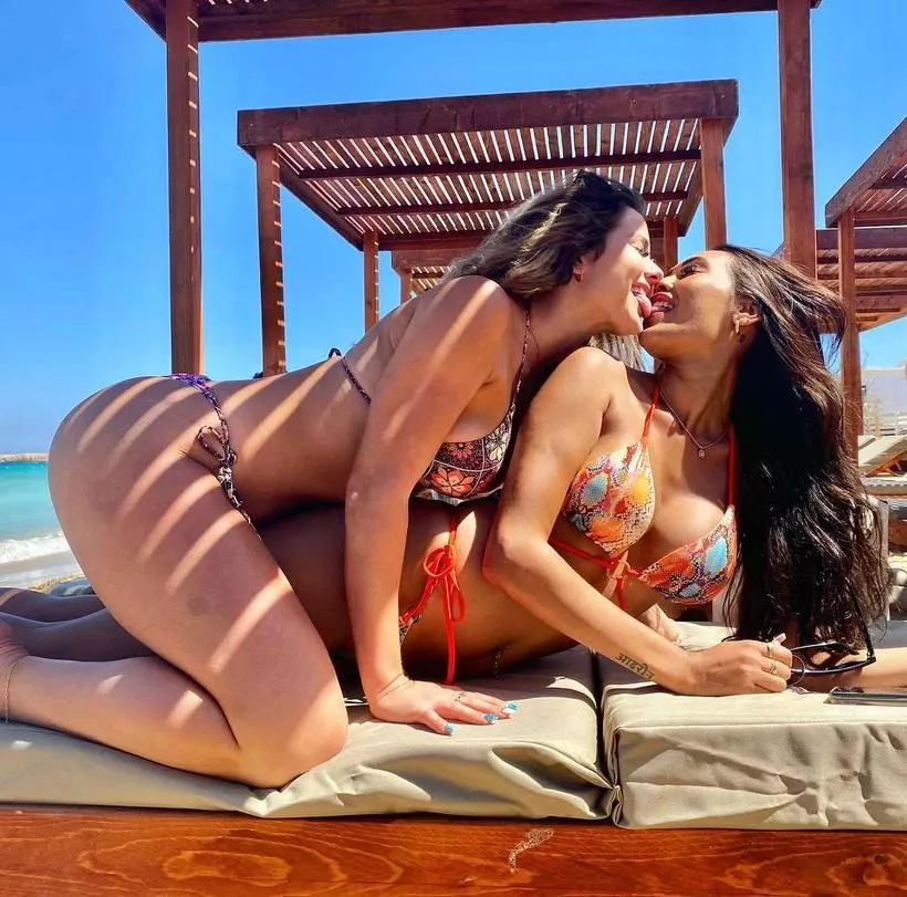 When your bestie gets in the mood at the beach posted by -SirSpankalot-