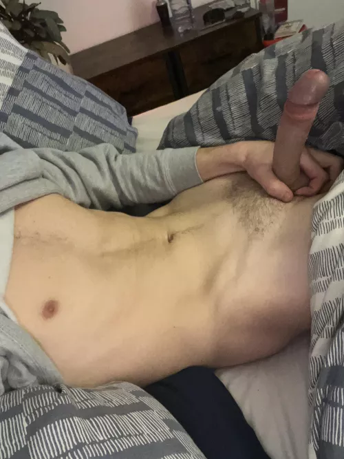 22m good looking, straight looking for cute fem smooth bottoms only. Dm me by teael20