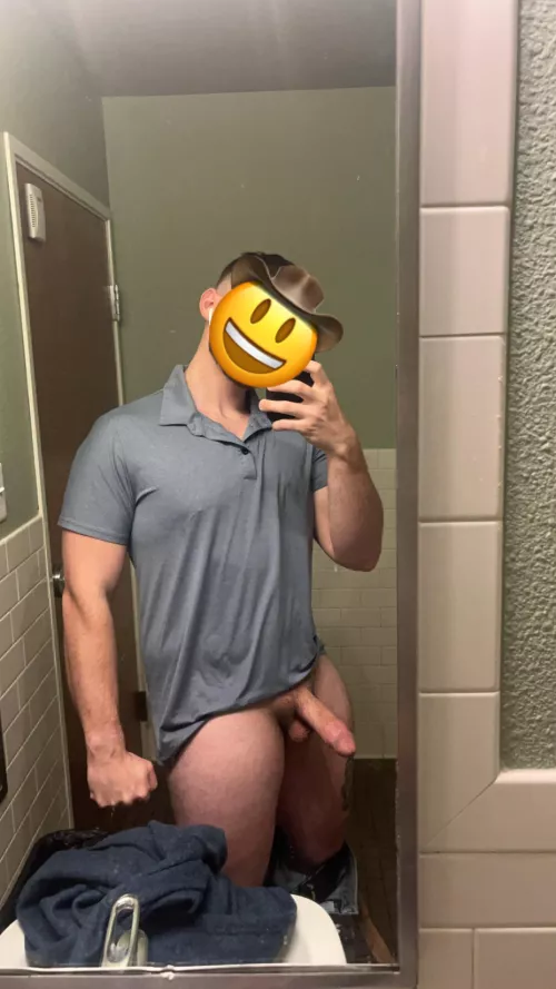 23 jock. Need someone to watch me goon out and bust at work . Face is a must. I have a huge exposure kink so I allow screenshots. tops hmu ,👻tristan_j3 by Easy-Strawberry-9422