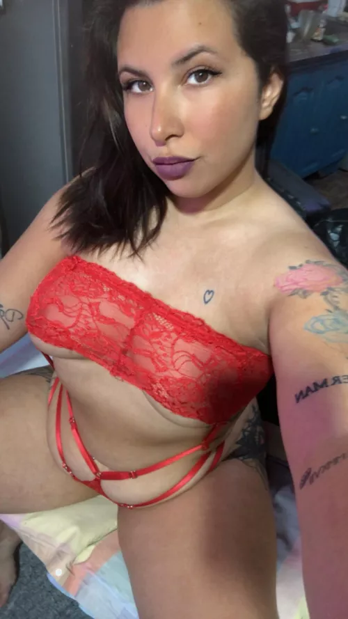 A brunette with big curves and wet pussy by funnygirlok