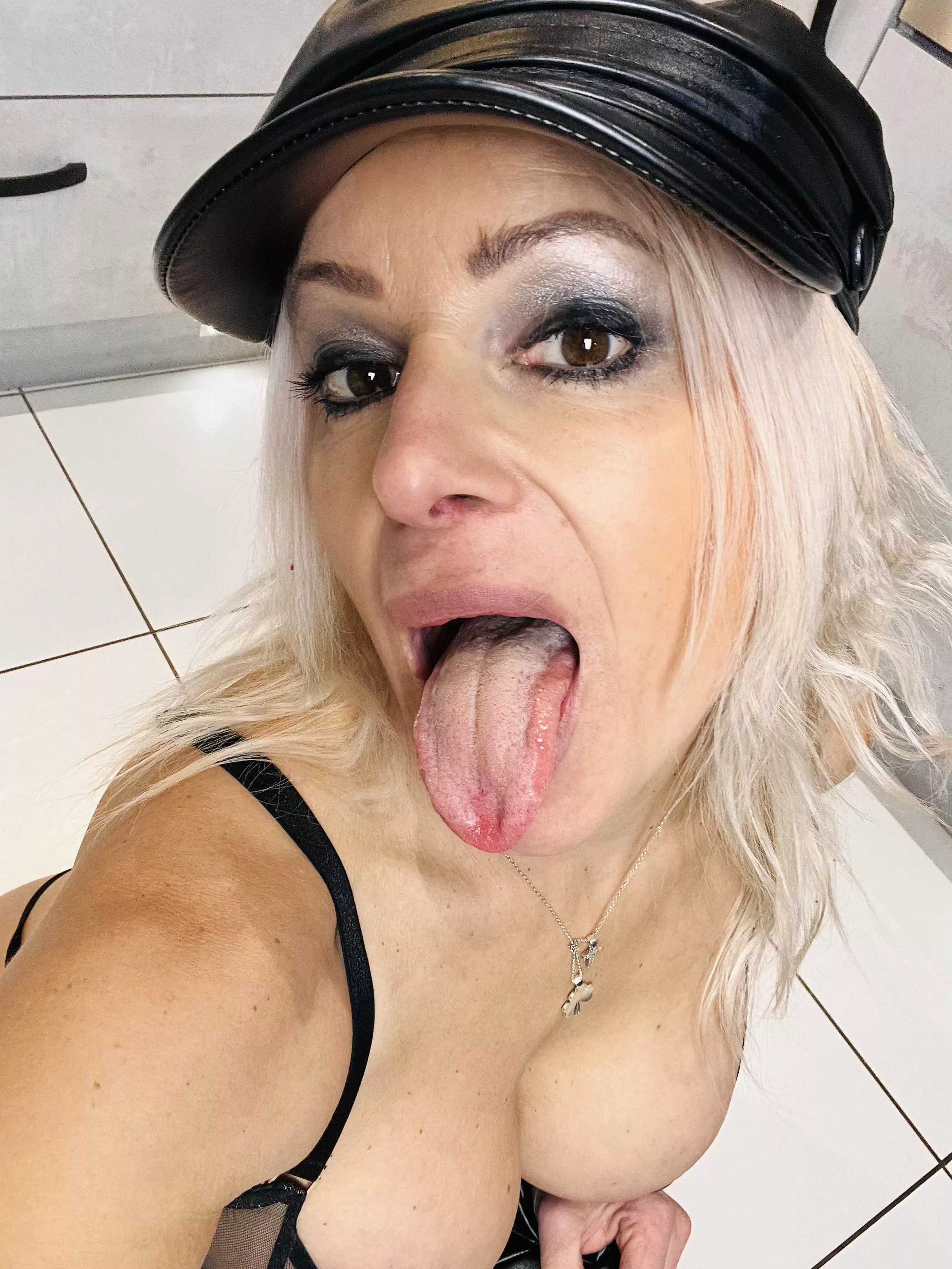 Are you willing to show me your dick if I show you my big tits? posted by Helena5770