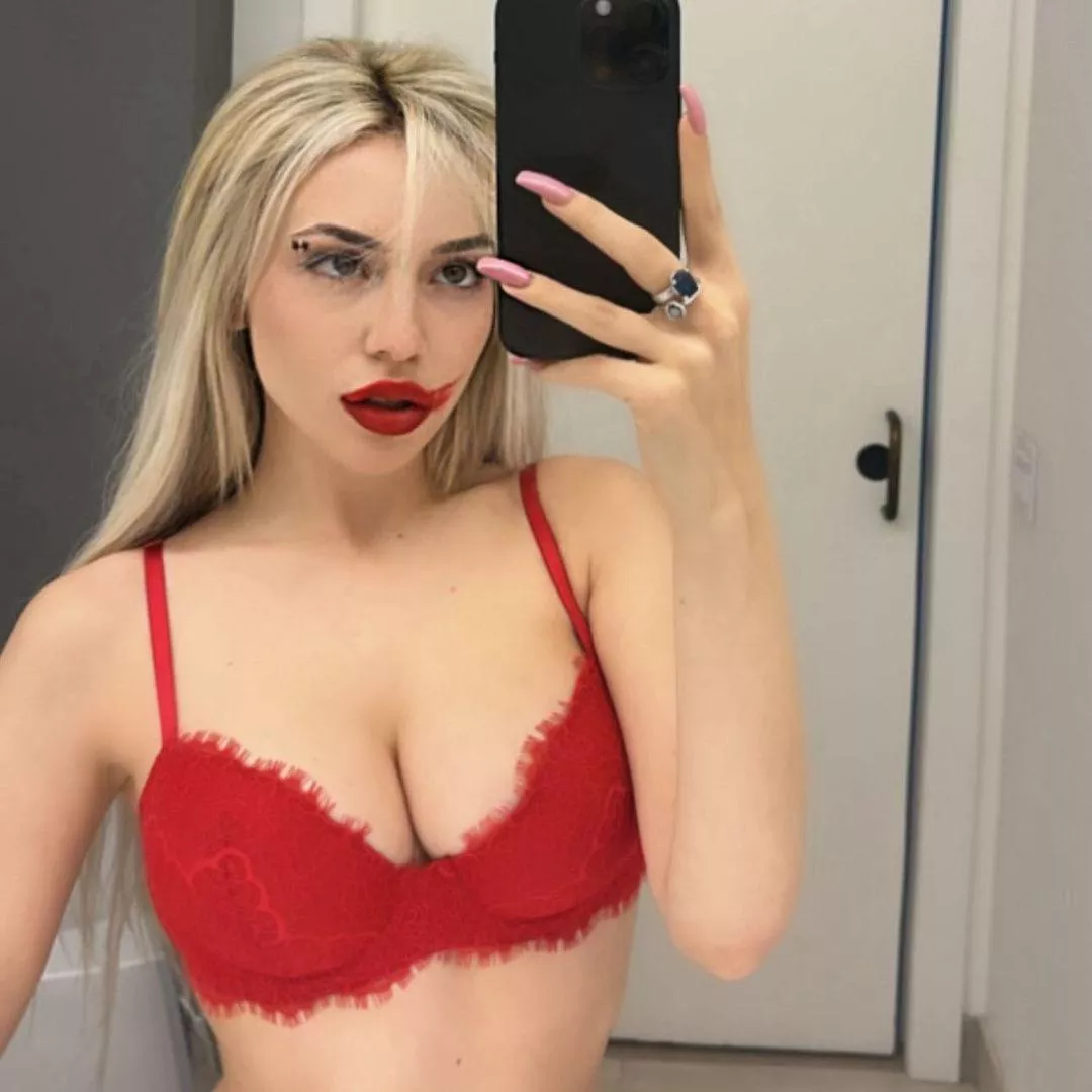 Ava Max posted by Rommaaiinn