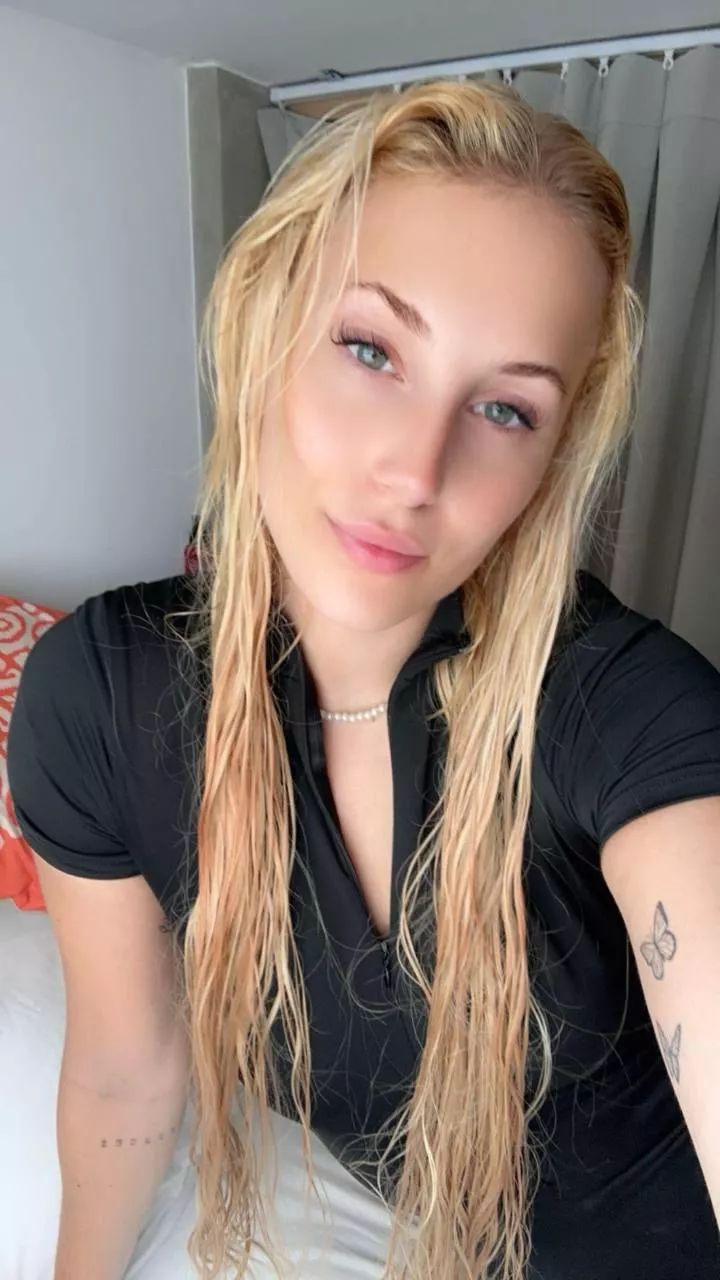 Blonde [IUTR] posted by Velva_Green