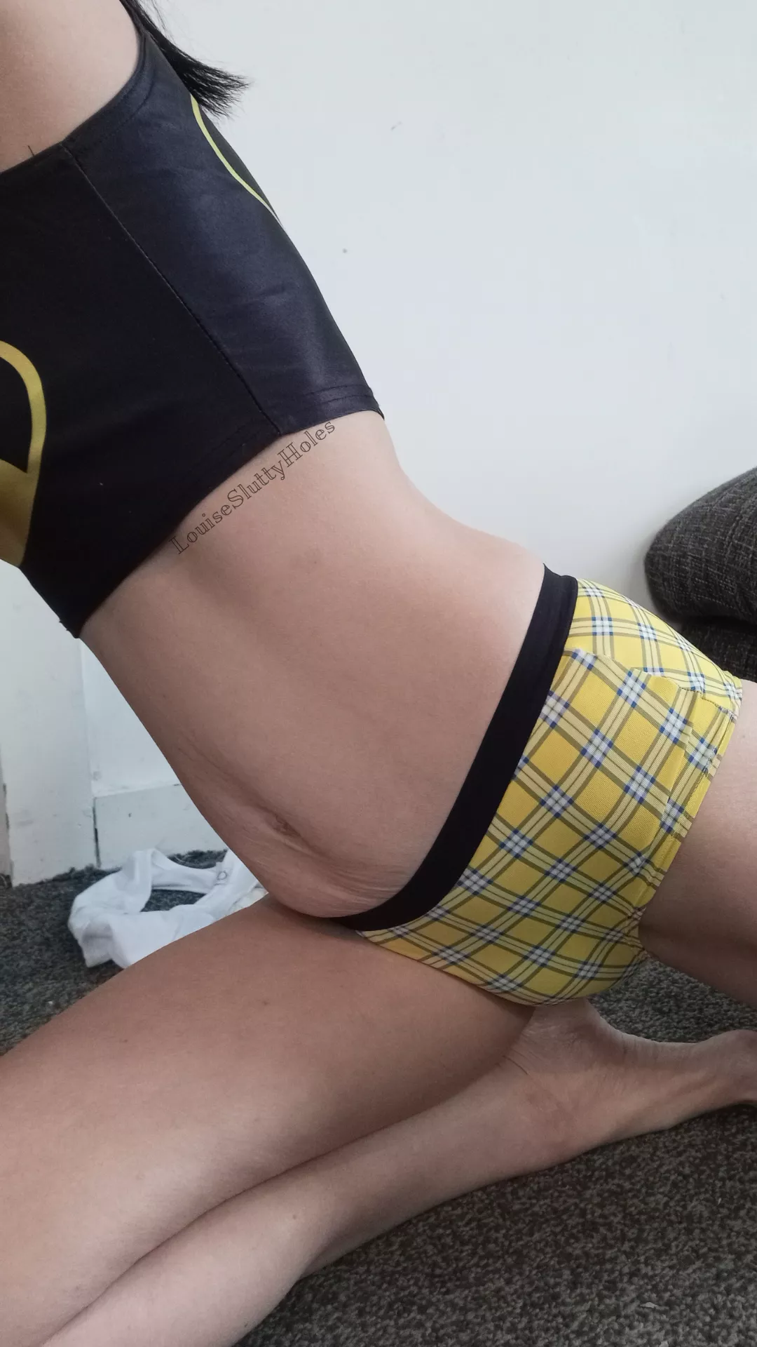 British brunette MILF [44F] [selling] panties of all colours and styles! [UK] DM to buy 😉 posted by louisesluttyholes