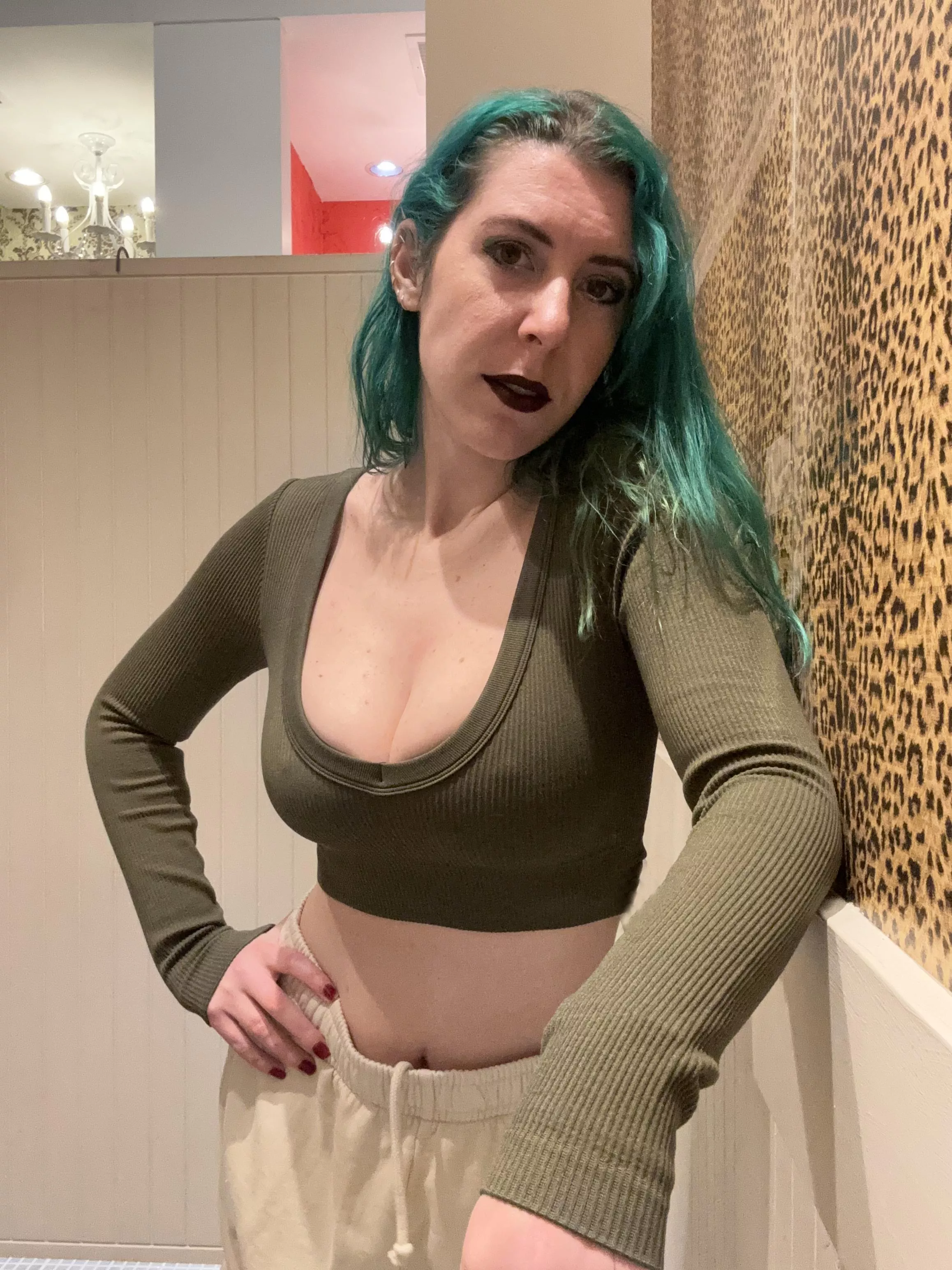 Cozy hottie posted by sirenskiss3