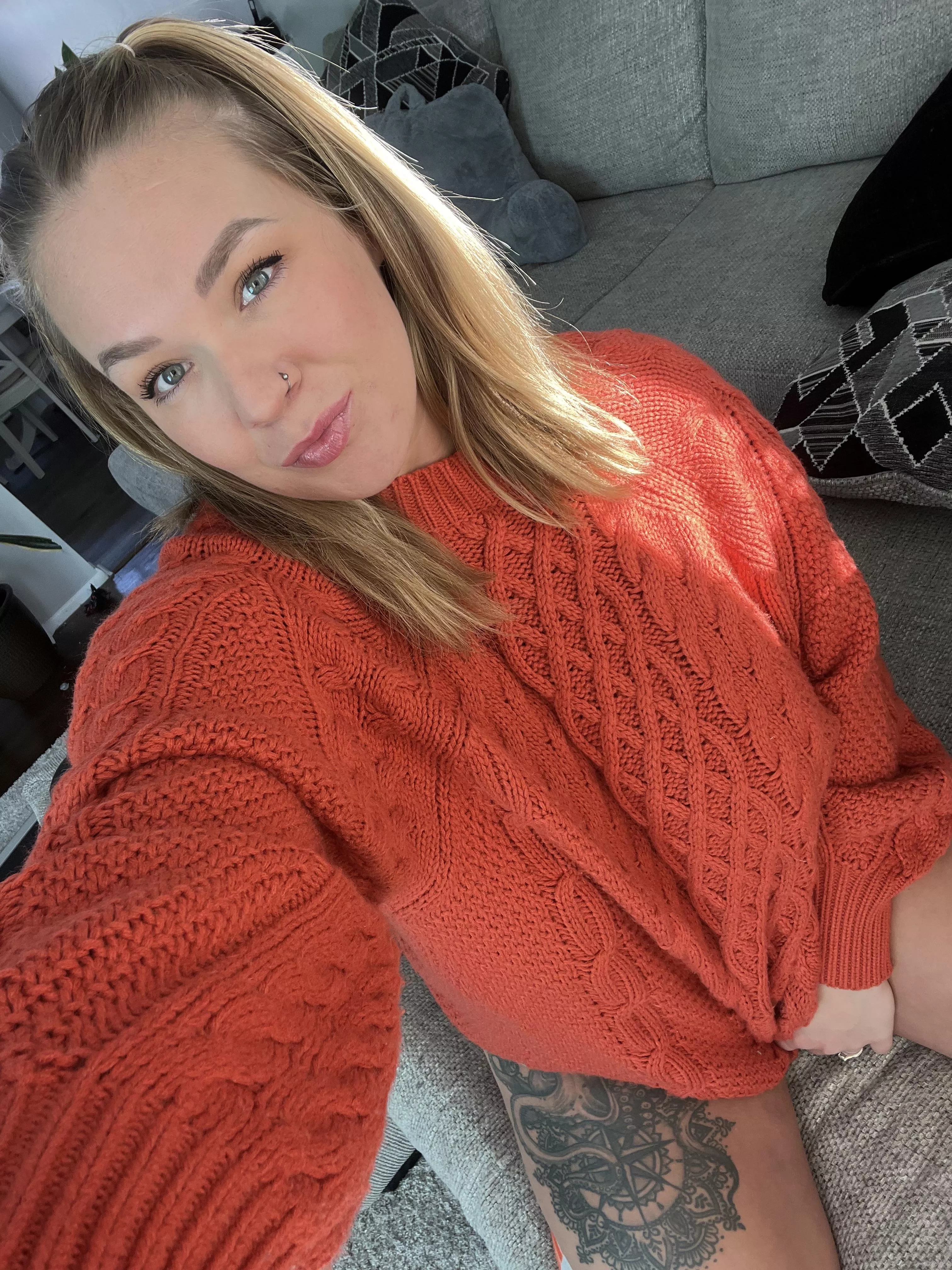 Do you like the hair do and sweater combo posted by BustyBaylee93