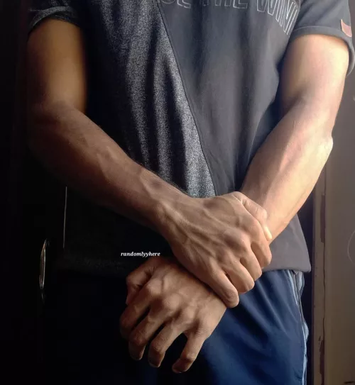 hey👀 by randomlyyhere