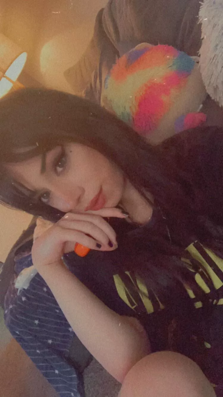 hi I’m Allie! 🖤 do you think I’m pretty? posted by alliemayne20