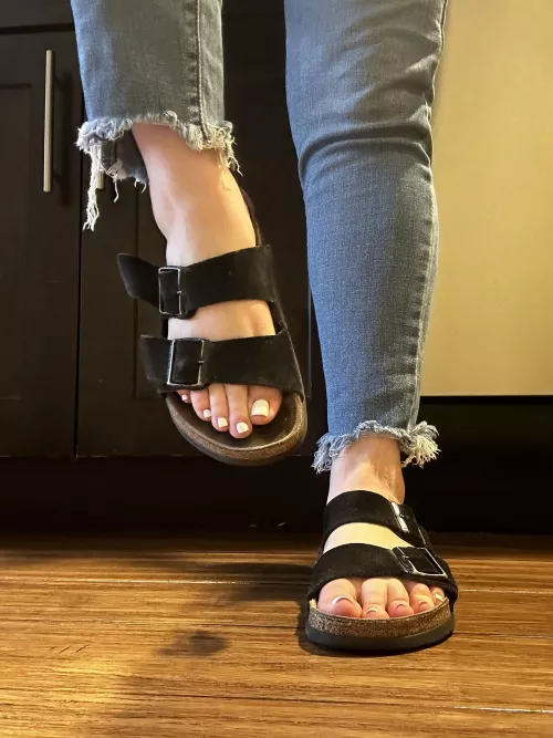 I can't believe this gets you off by oilytoedbabe